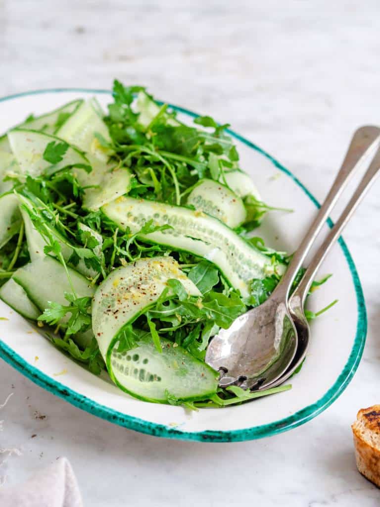 Salat med agurk og rucola