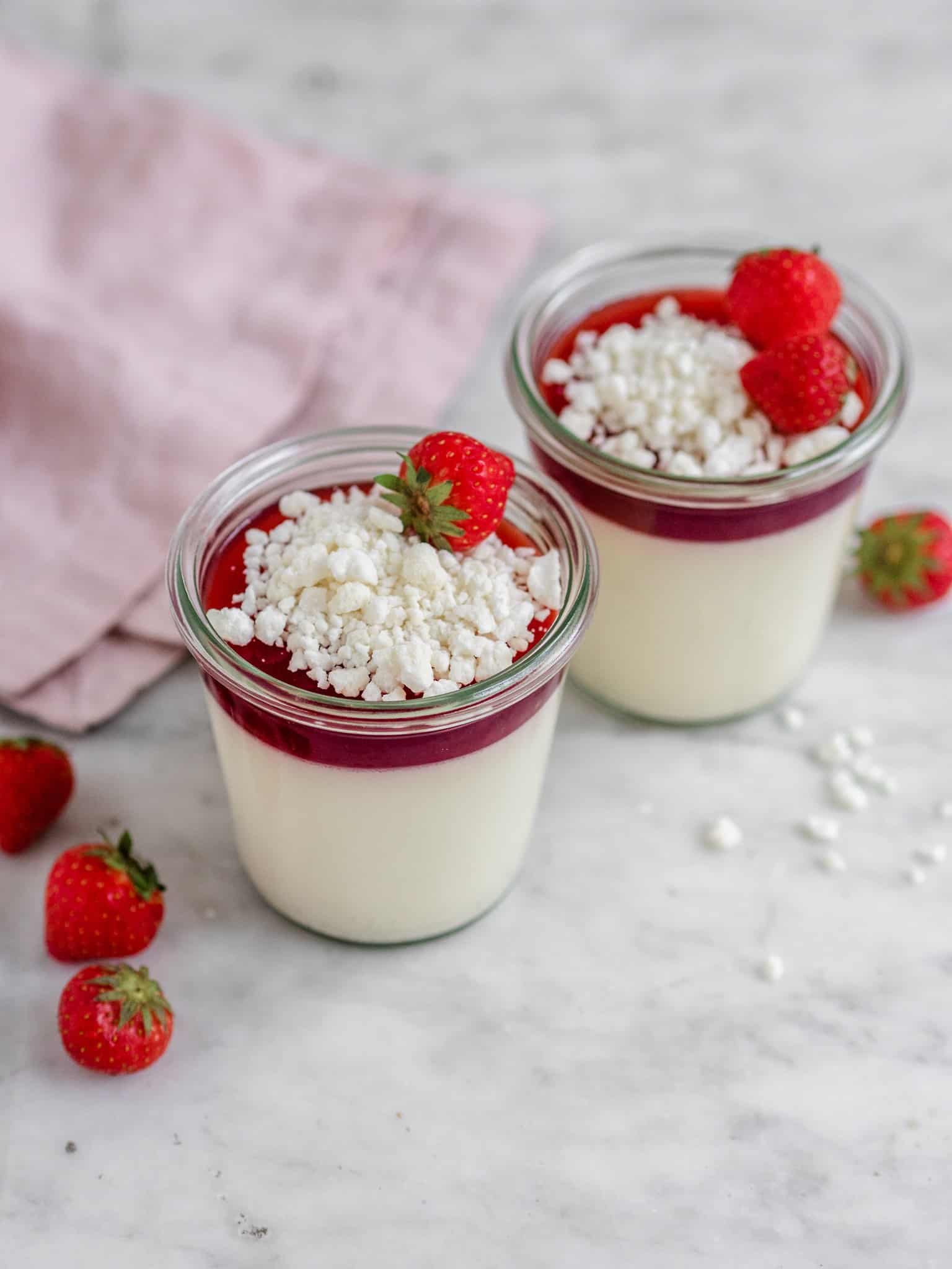 Hvid chokolade panna cotta og chokolade crumble nem opskrift!