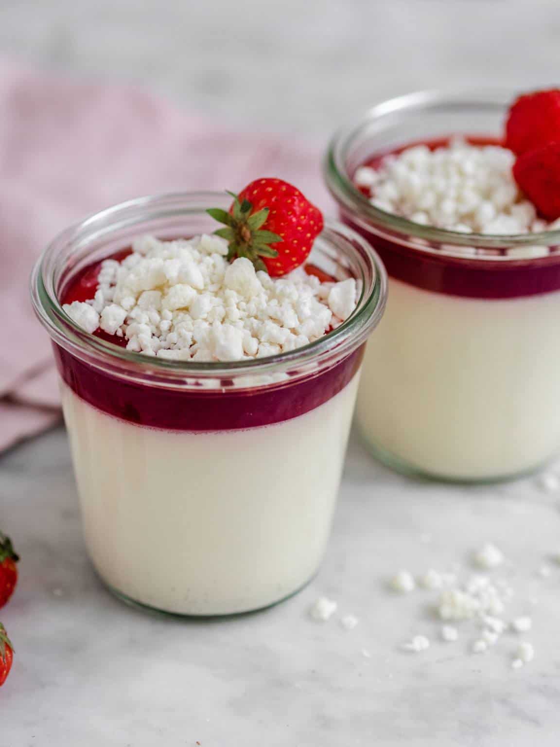 Hvid chokolade panna cotta og chokolade crumble nem opskrift!