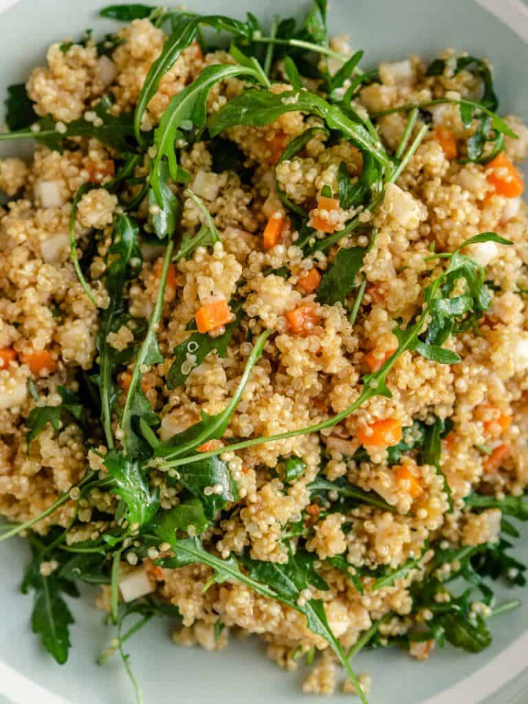 Lun frokostsalat med quinoa