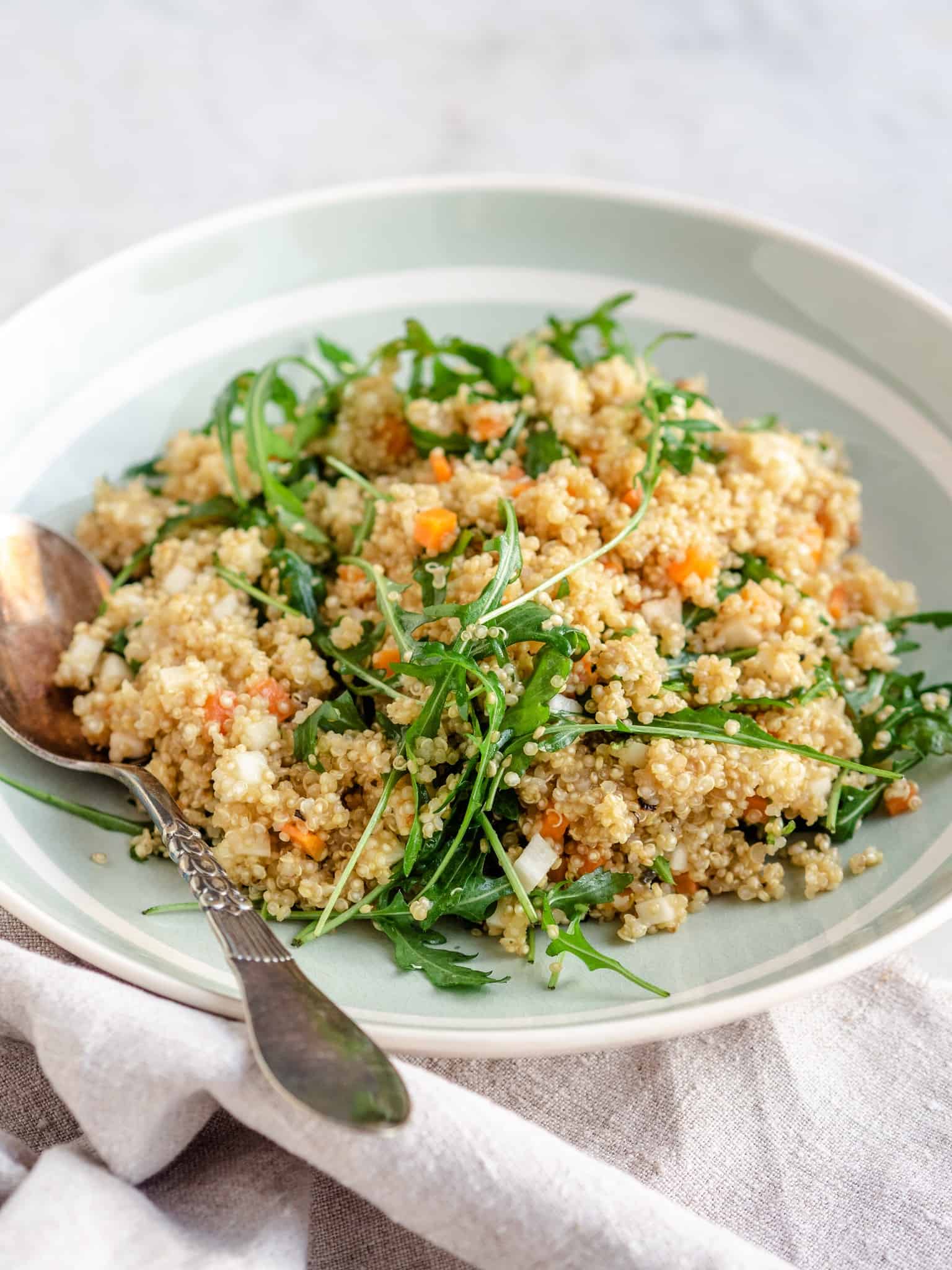 Lun quinoasalat med gulerod, selleri og rucola