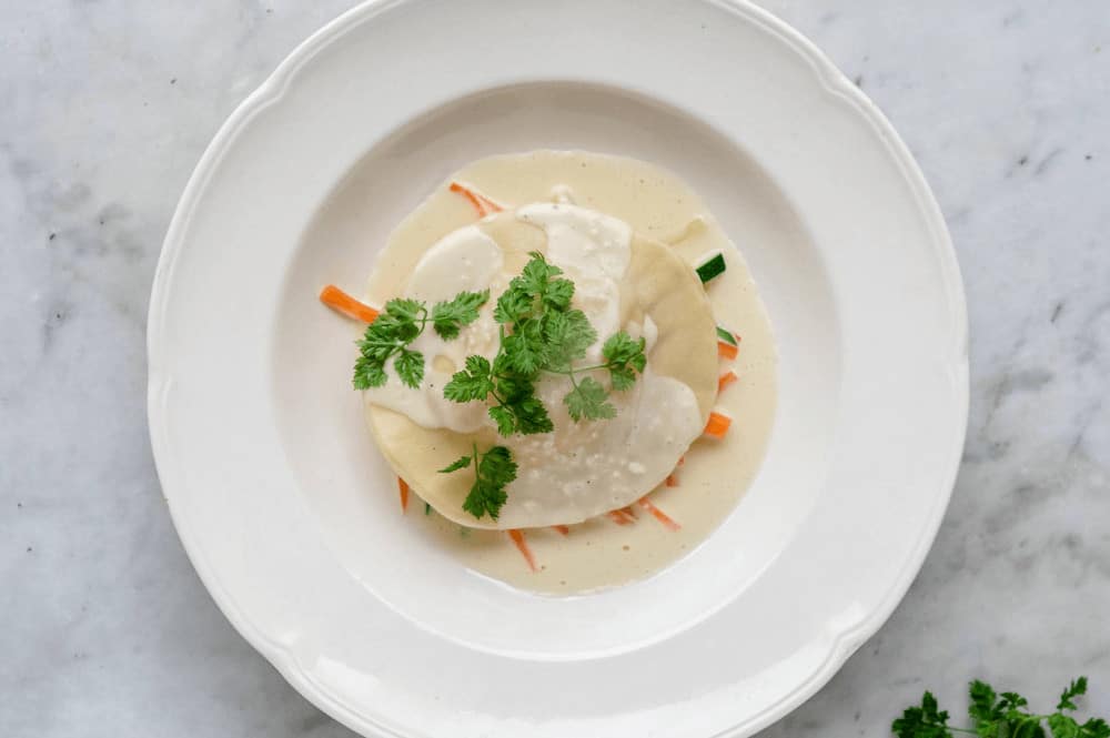Ravioli med laks og hvidvinssauce