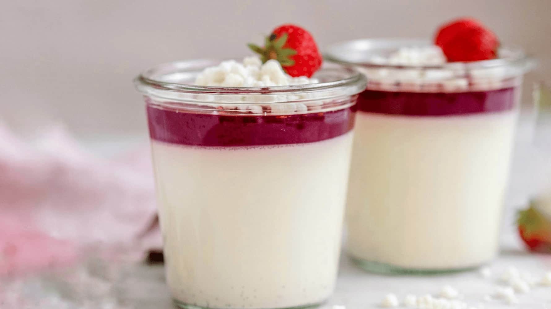 Hvid chokolade panna cotta med crumble