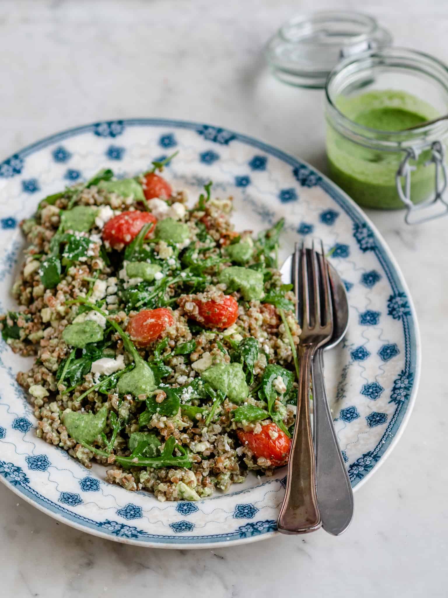 Rugkernesalat med pesto, feta og bagte tomater