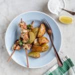 Kylling souvlaki med ovnkartofler og urtecreme