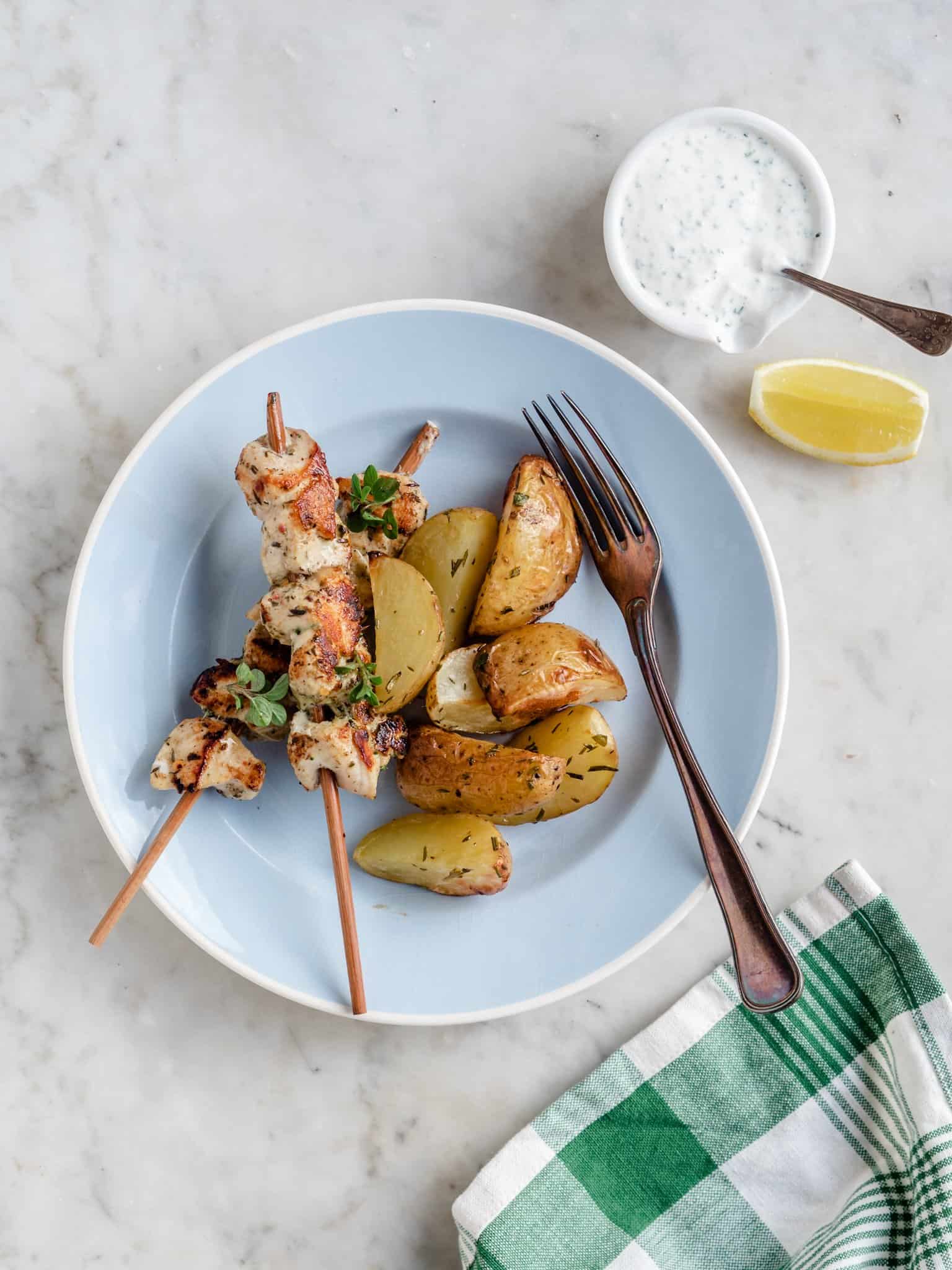 Kylling souvlaki med ovnkartofler og urtecreme