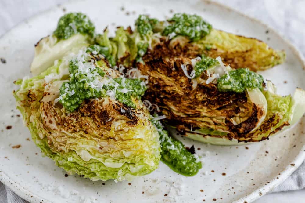 Stegt savoykål med pesto