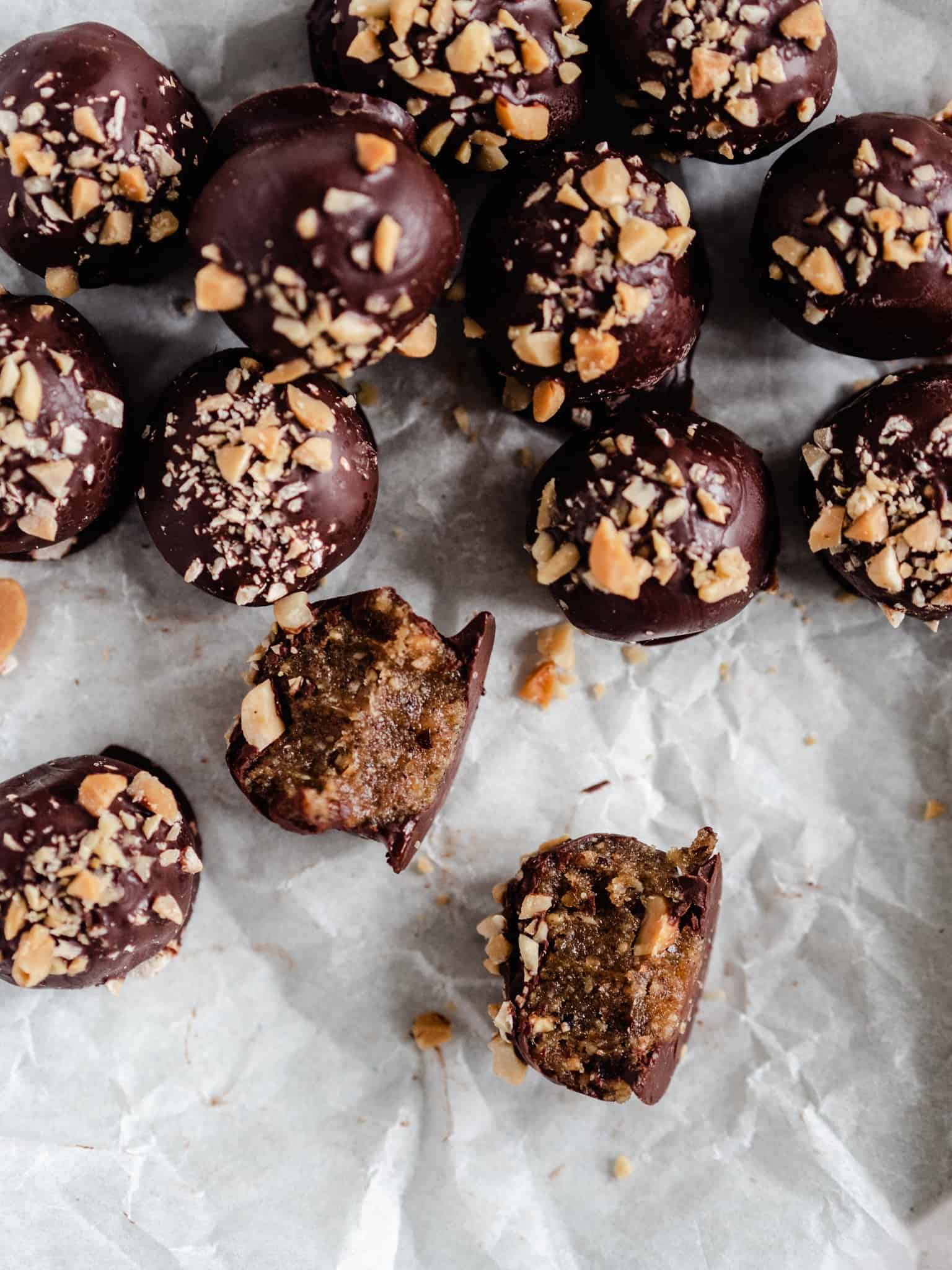 Snickerskugler med chokoladeovertræk
