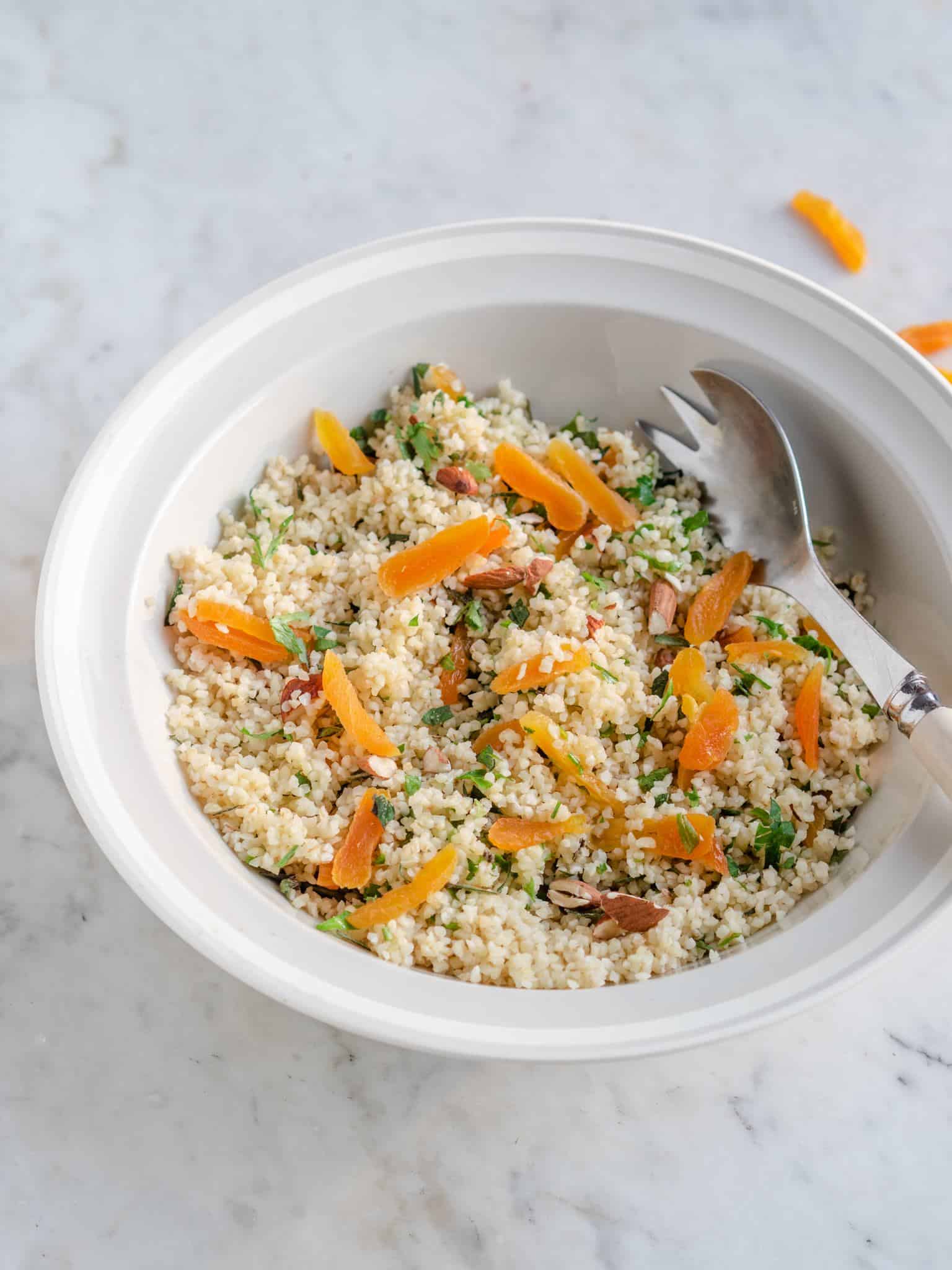 Bulgursalat med abrikoser, mandler og mynte