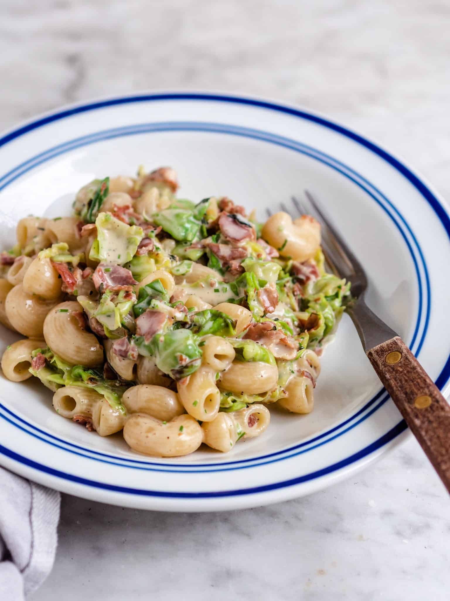Pasta med rosenkål og serrano skinke