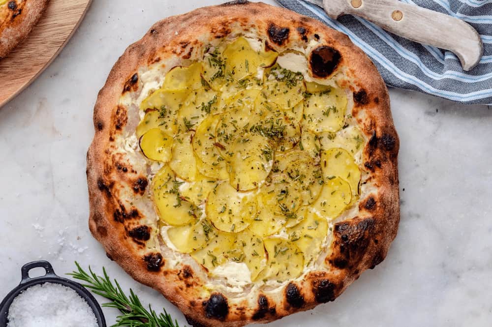 Kartoffelpizza med mascarpone og rosmarin