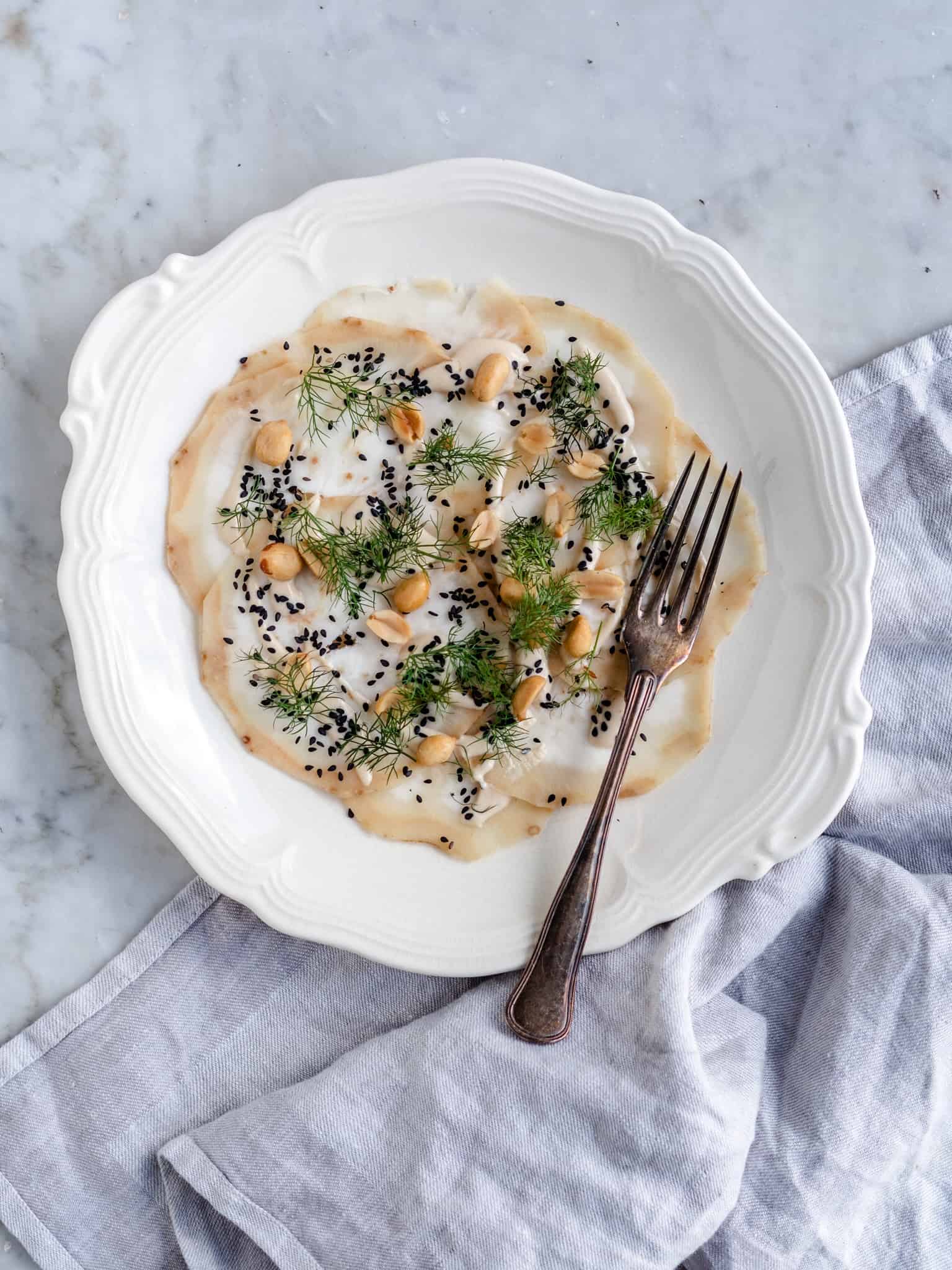 Sellericarpaccio med tahindressing
