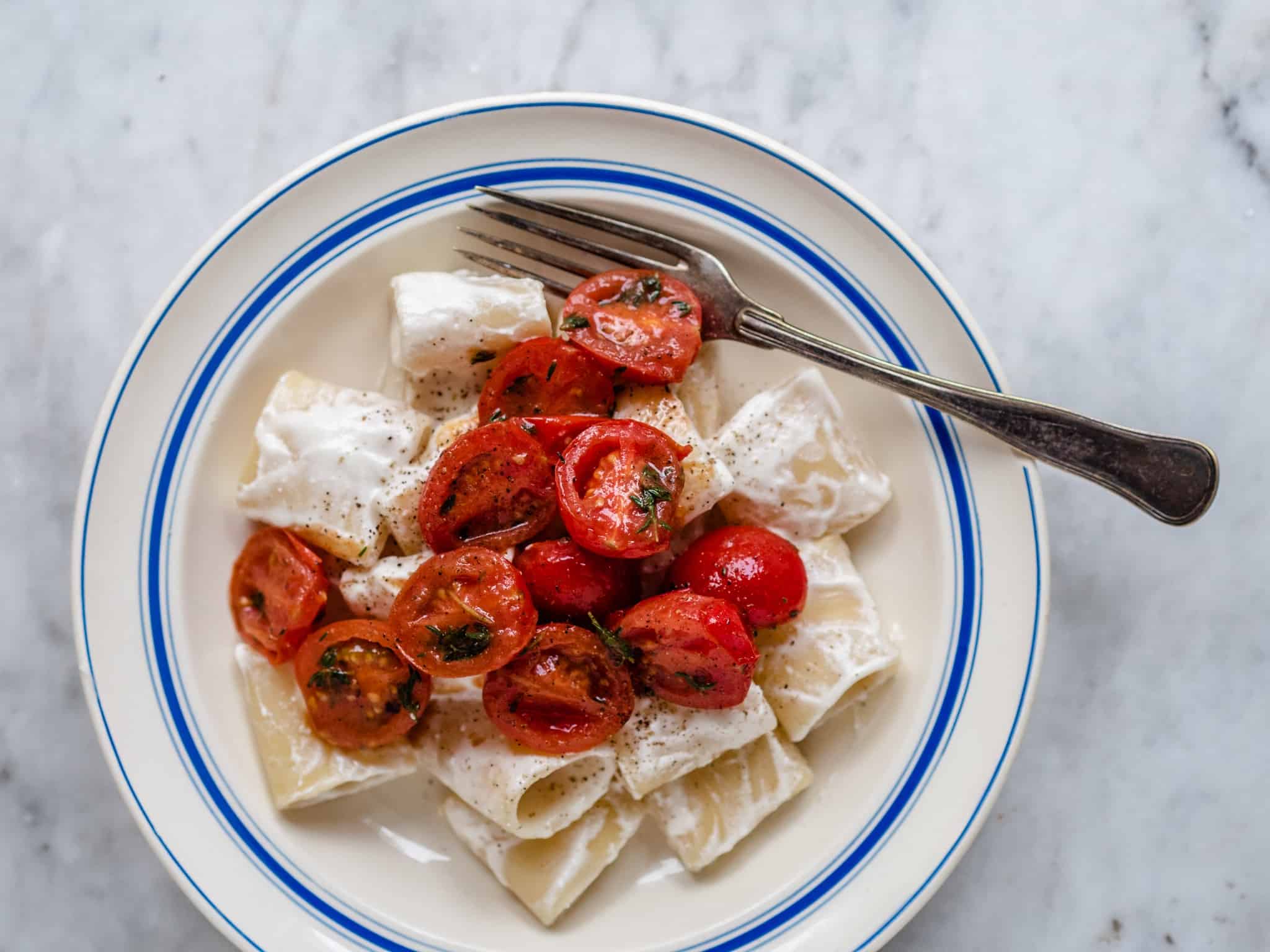 Pastasalat med fetacreme og stegte tomater