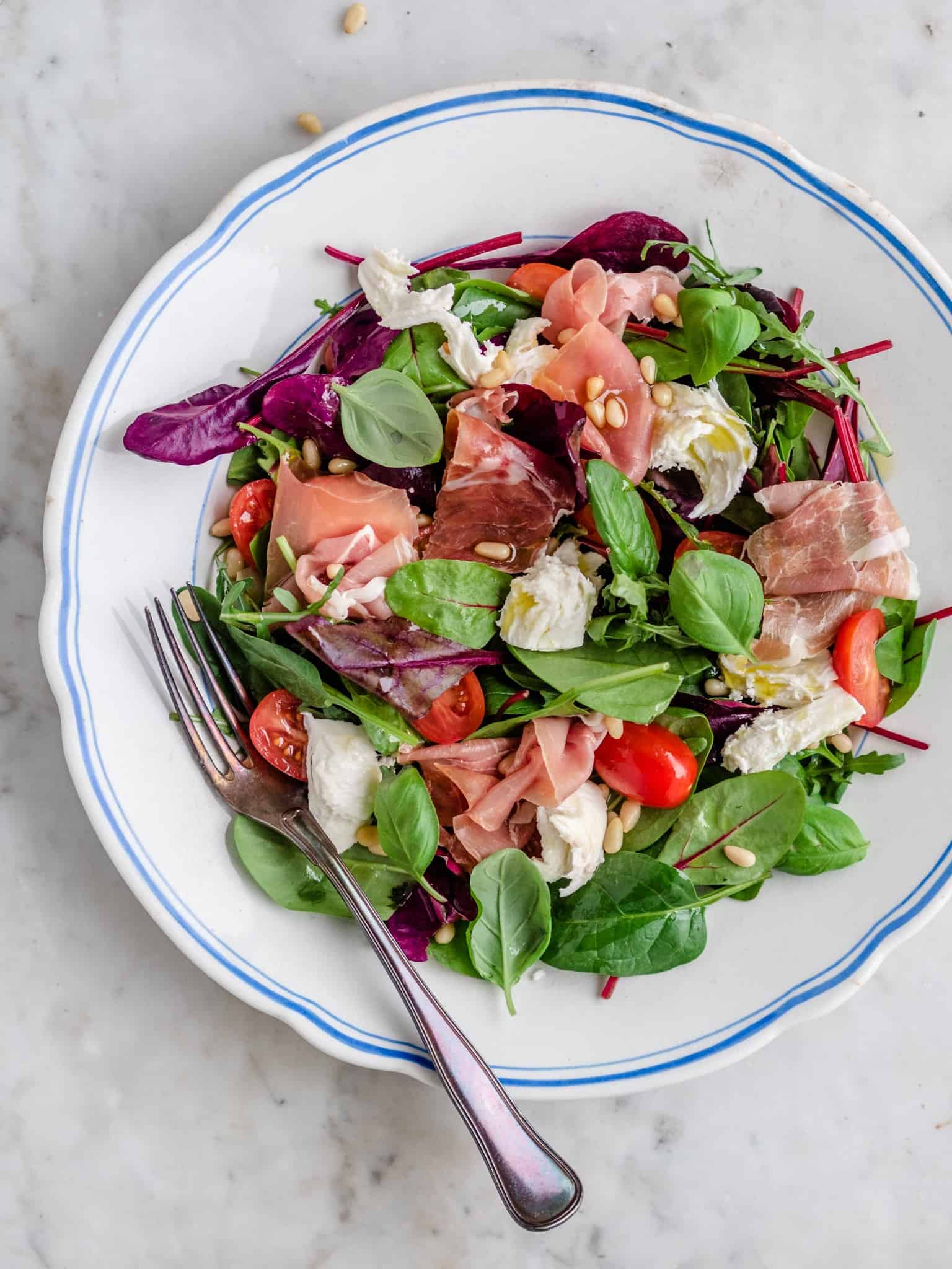 Salat med parmaskinke, rucola og mozzarella