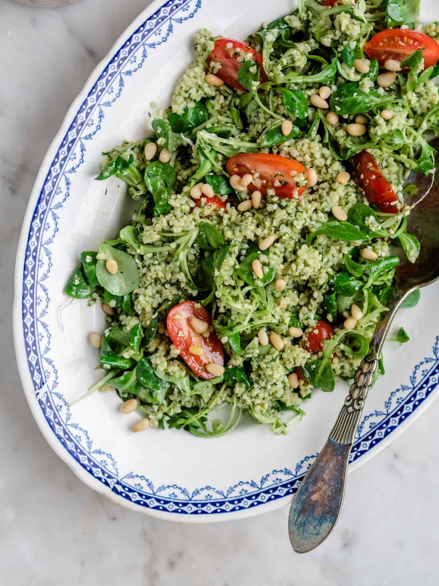 Bulgursalat med pesto og tomater