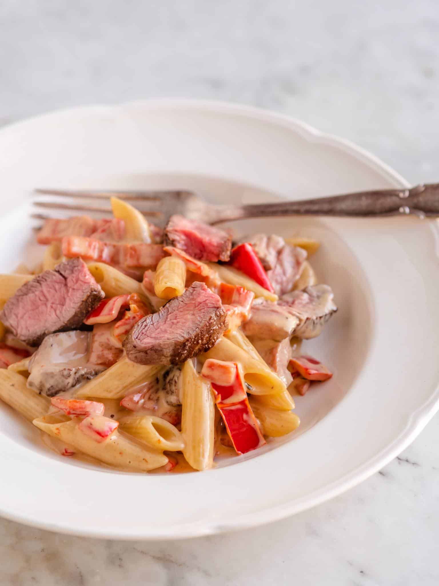Pasta med flanksteak og peberfrugtsauce