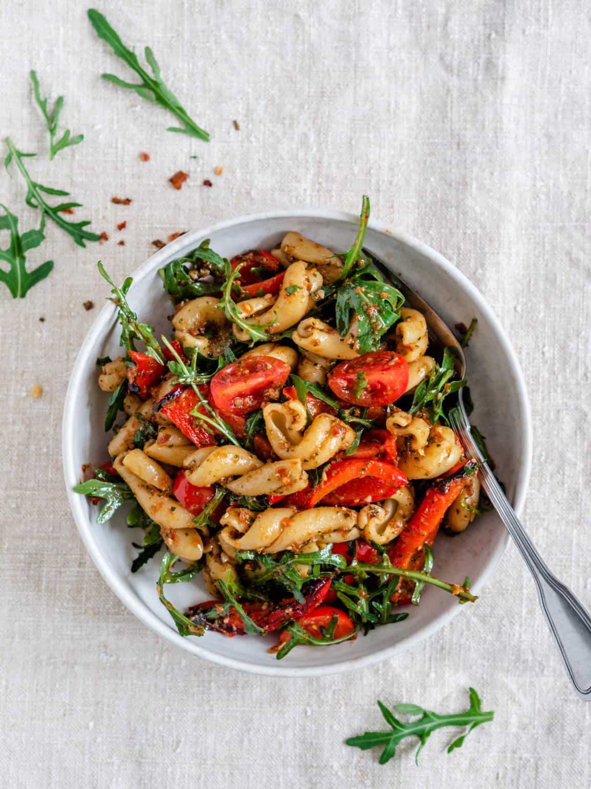 Pastasalat med rød pesto og peberfrugt - skøn rød pastasalat