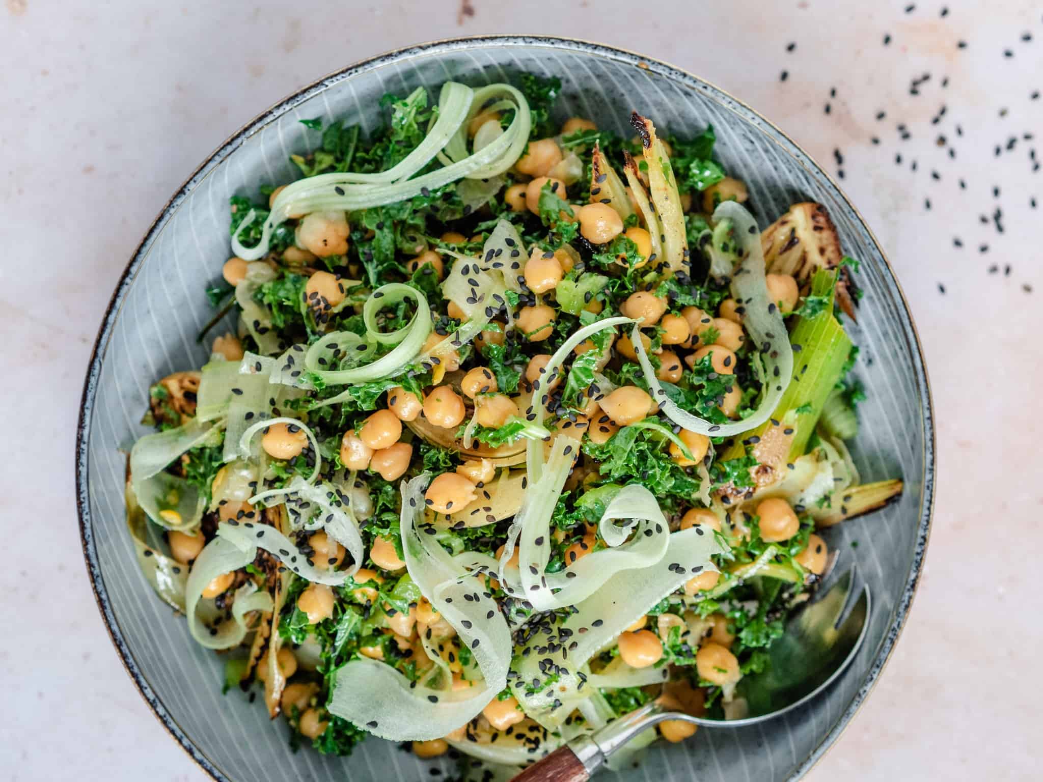 Salat med kikærter, bladselleri og fennikel.