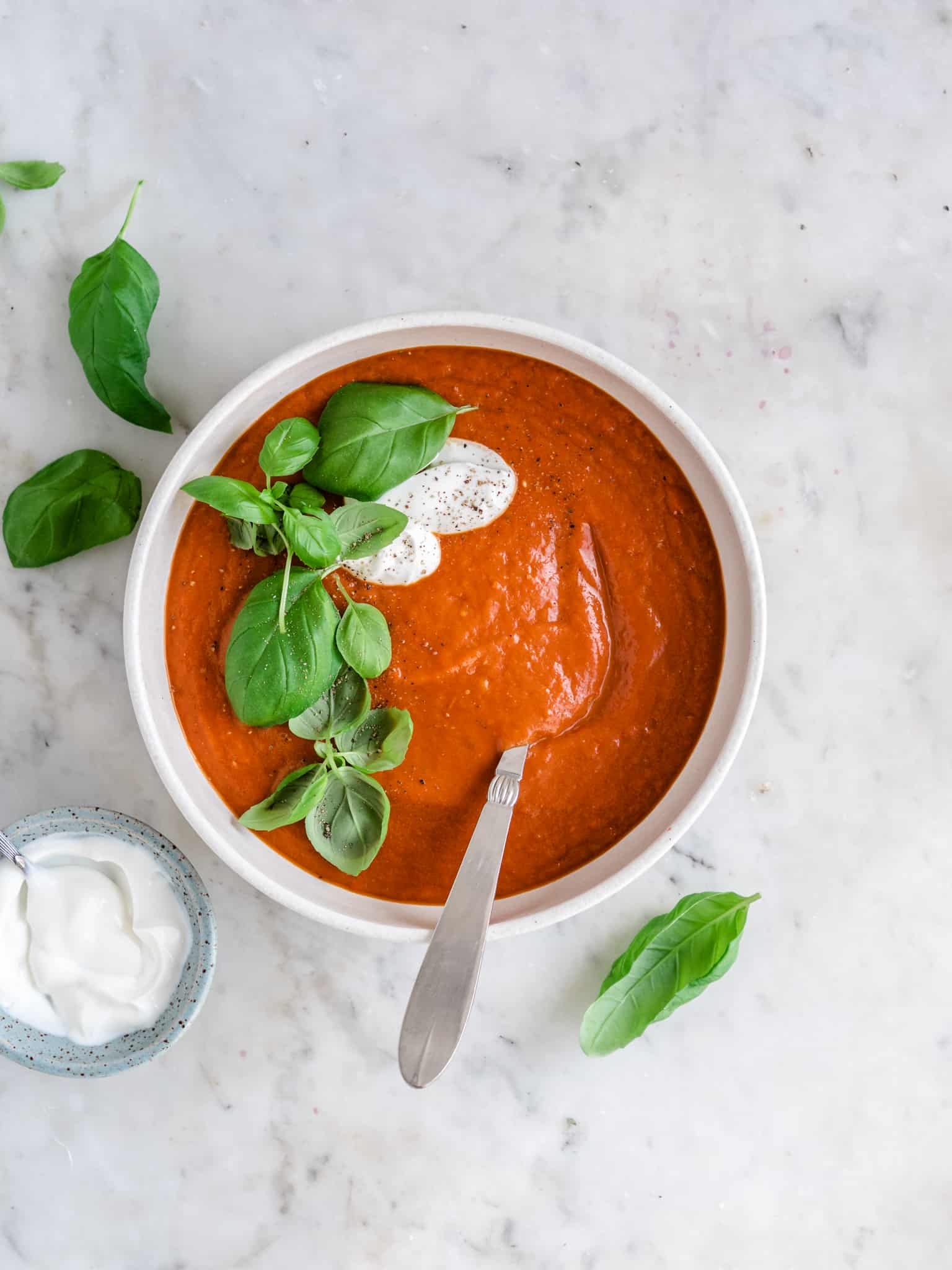 bagt-tomatsuppe-nem-suppe-med-bagte-tomater-og-peberfrugt