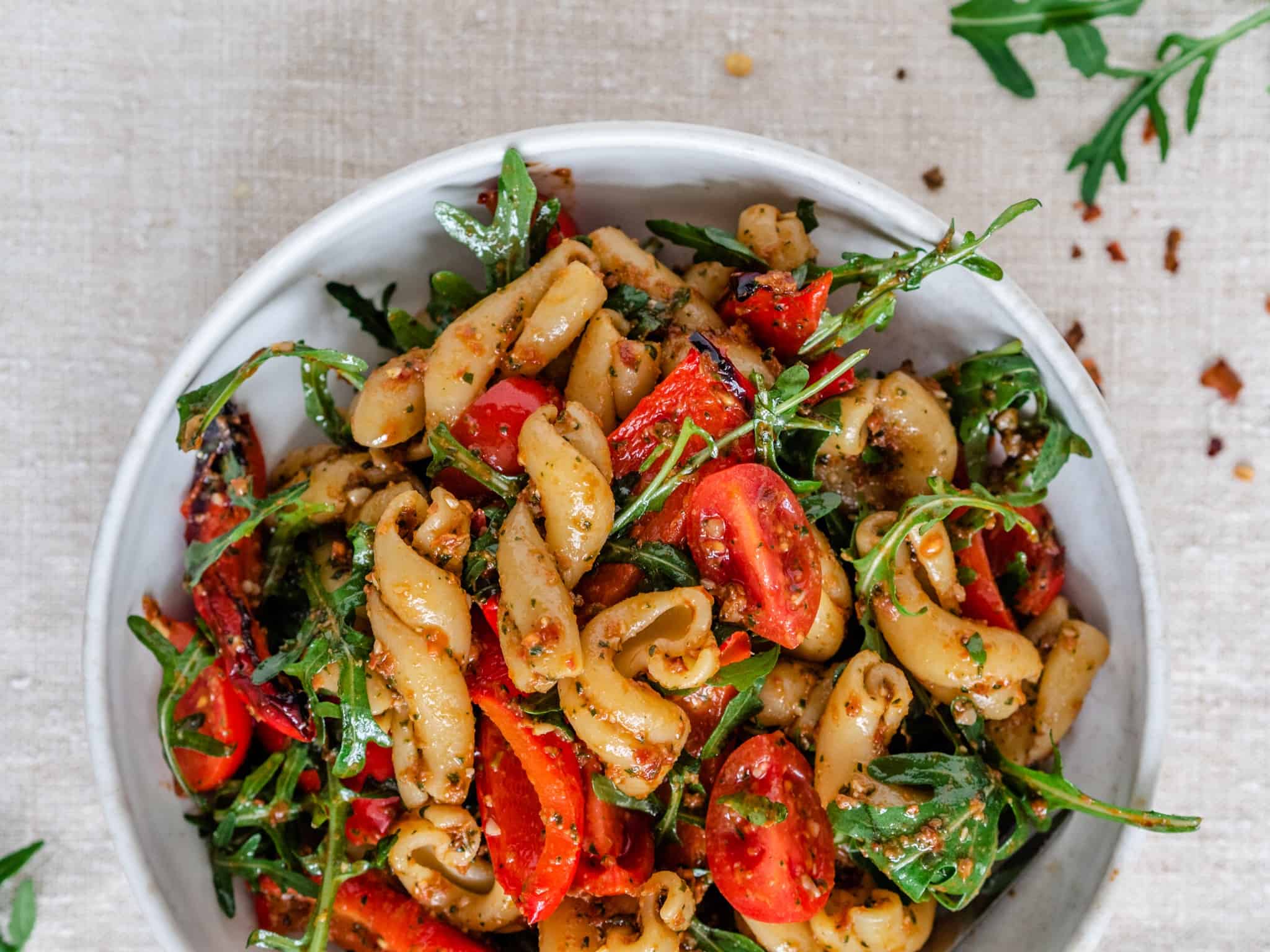 Pastasalat med rød pesto og peberfrugt