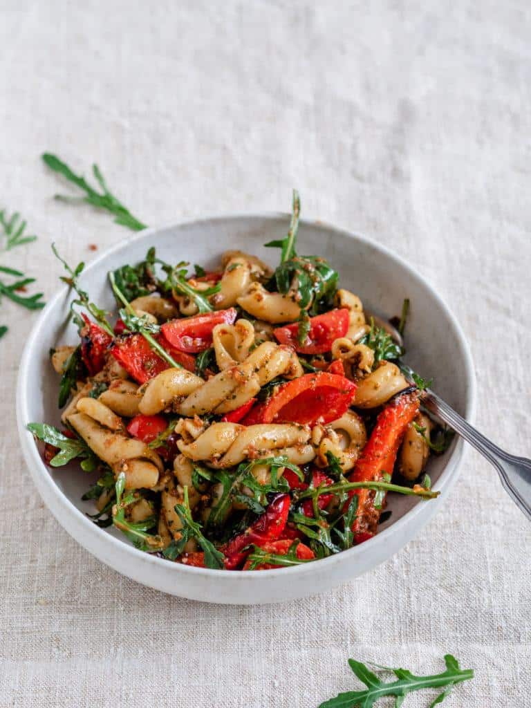 Pastasalat med rød pesto og peberfrugt - skøn rød pastasalat