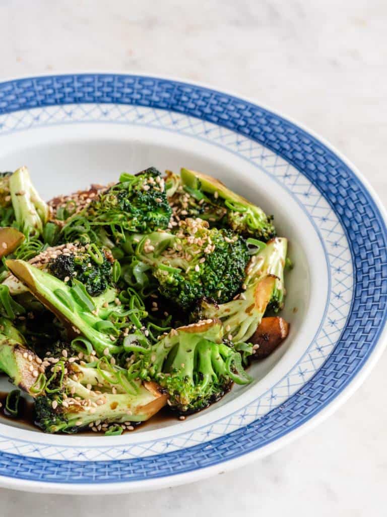 lynstegt broccoli med sesam og soya