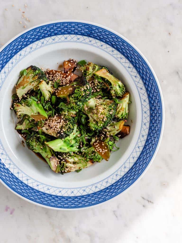 lynstegt broccoli på panden