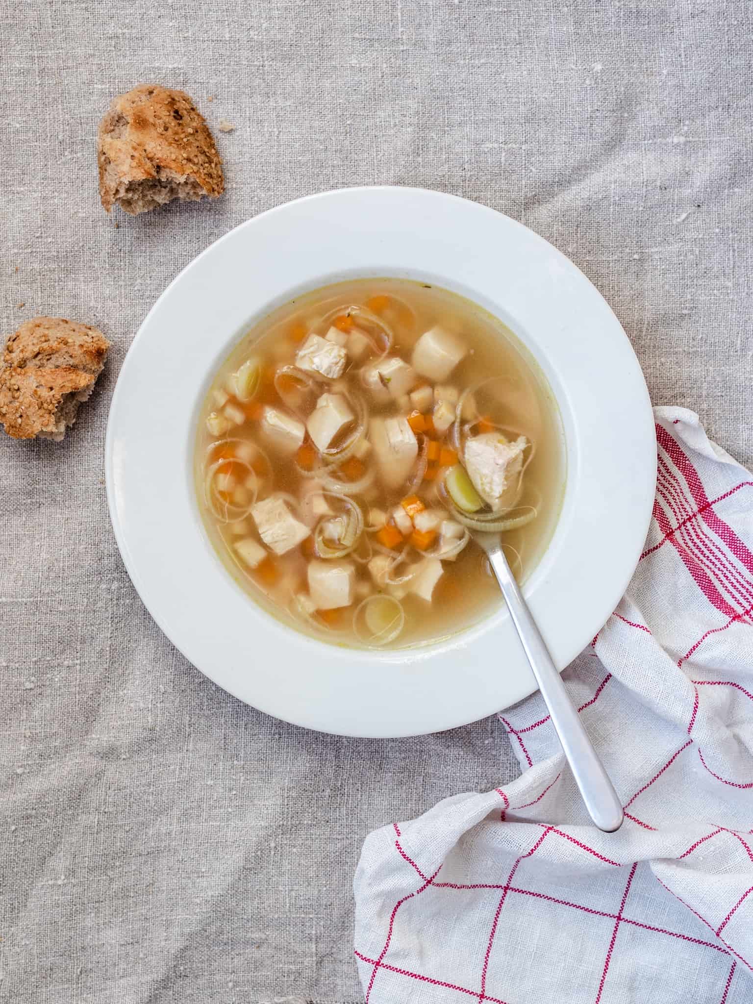 Kyllingesuppe af hjemmelavet fond