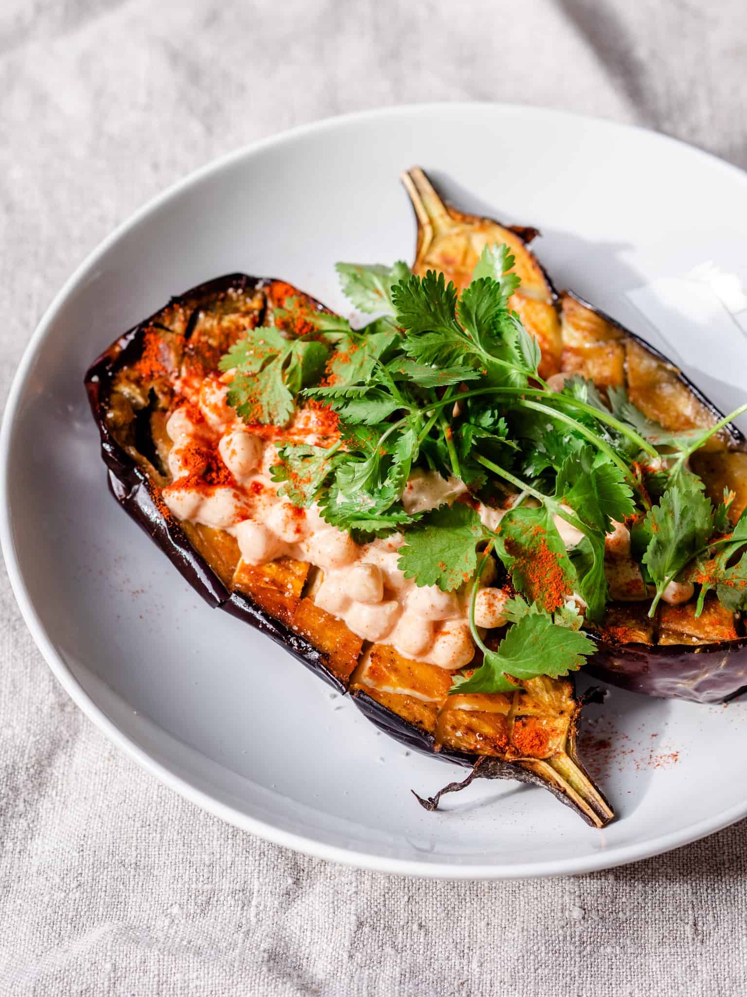 Aubergine med kikærtedressing