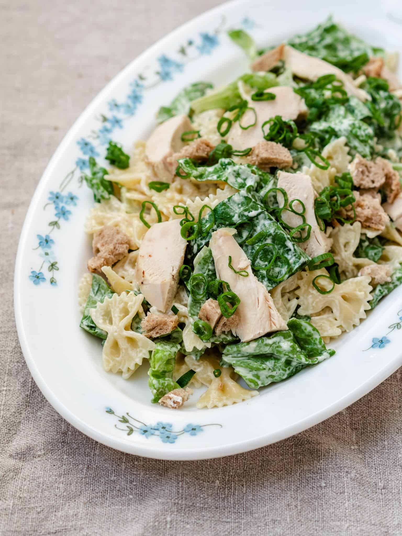 Cæsar pastasalat med kylling