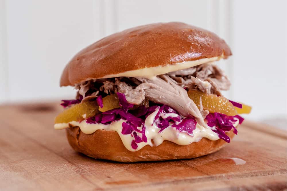 Andeburger med rødkål og sennepsmayo