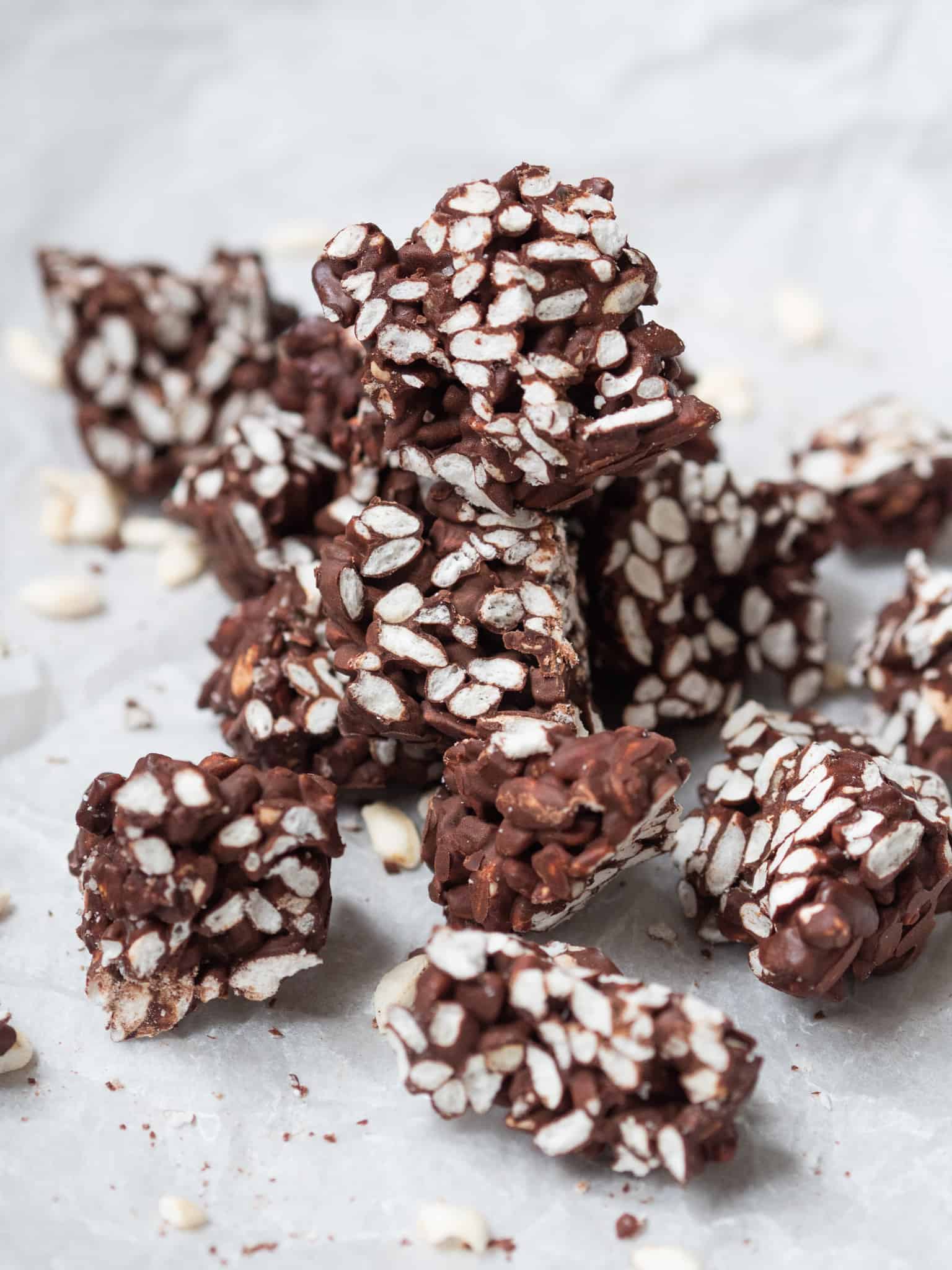 Puffede ris med mørk chokolade