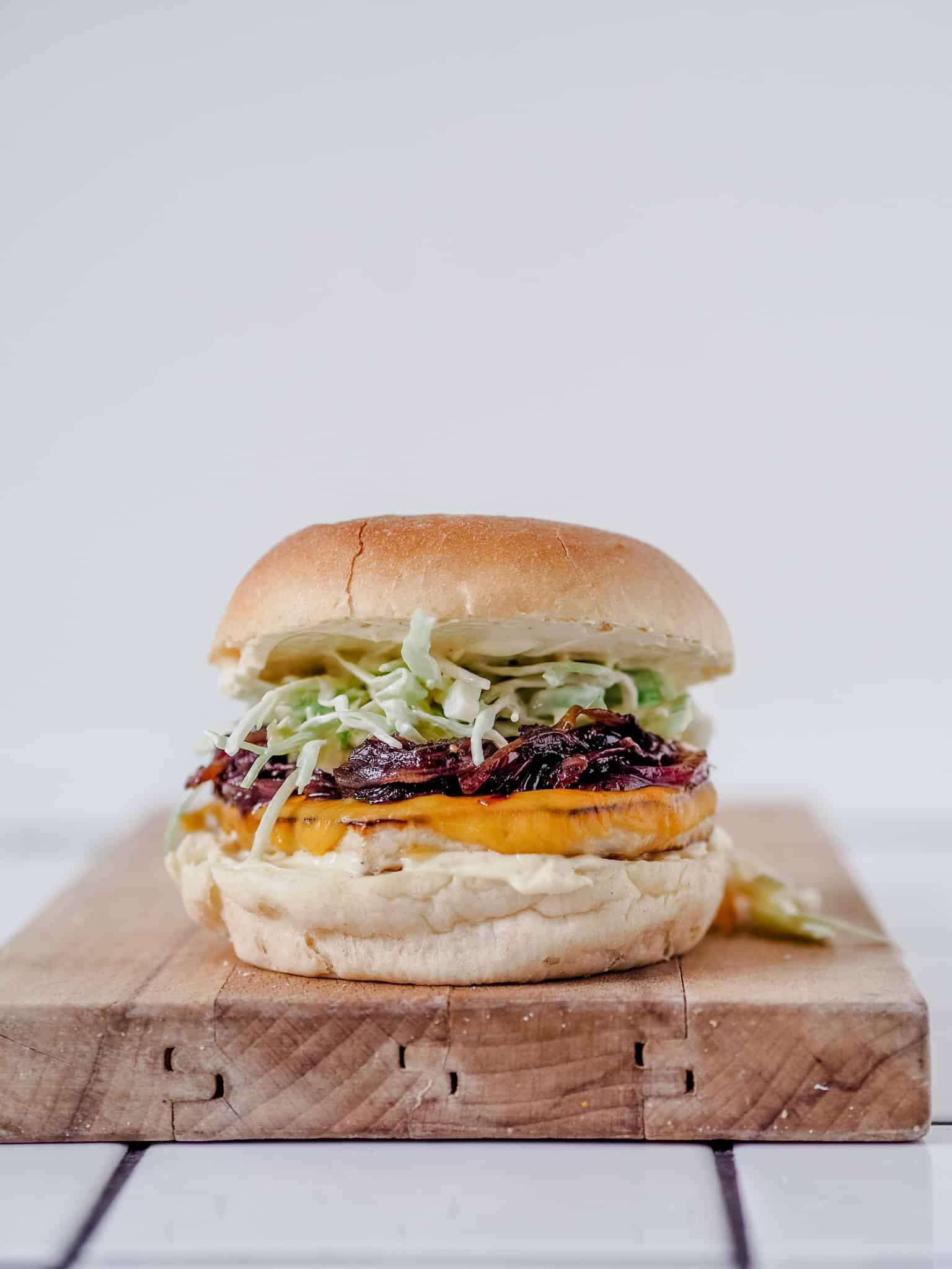 Selleriburger med coleslaw og bacon-relish