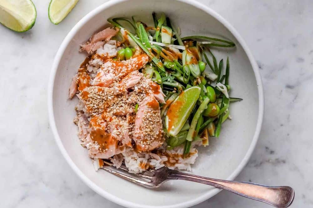 Laksebowl med bagt laks, ris og grøntsager