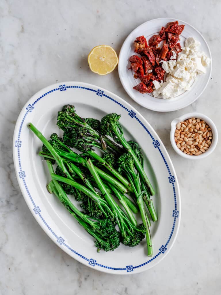 Ingredienser til broccolini salat
