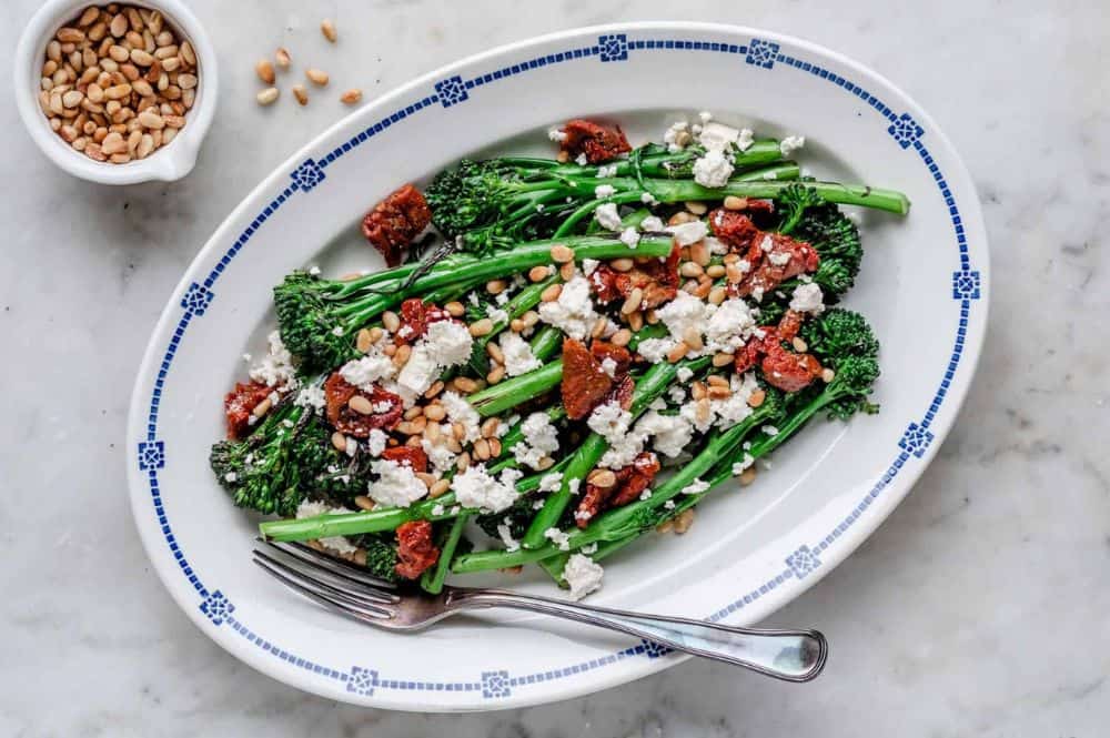 Broccolini salat med soltørrede tomater, pinjekerner og feta