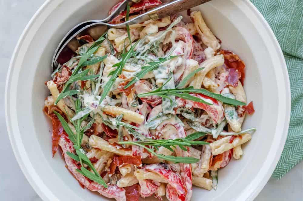 Pastasalat med sprød parmaskinke