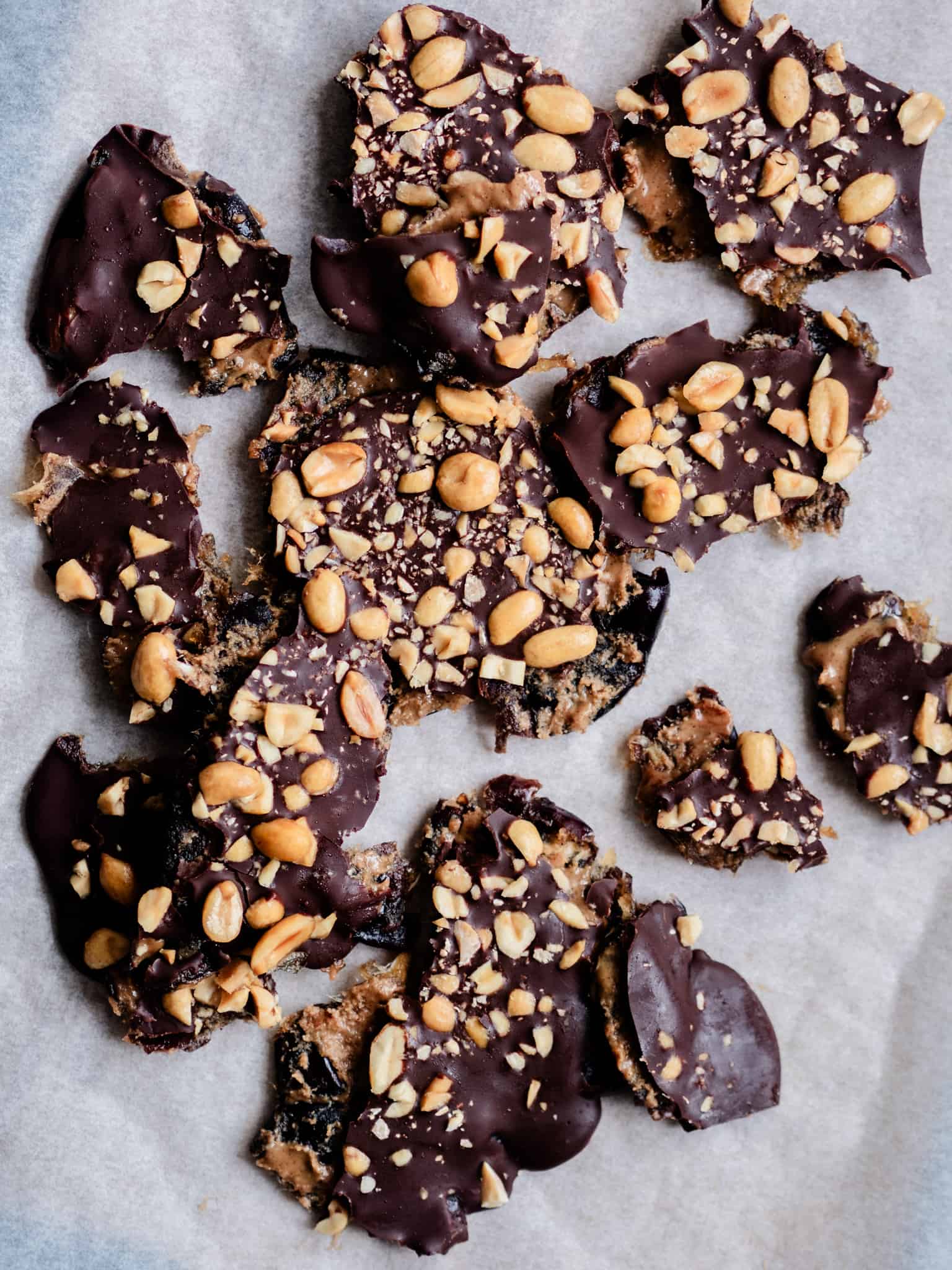 Date bark med chokolade og peanuts