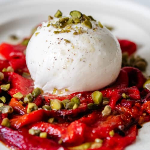 Bagt peberfrugt med burrata på toppen