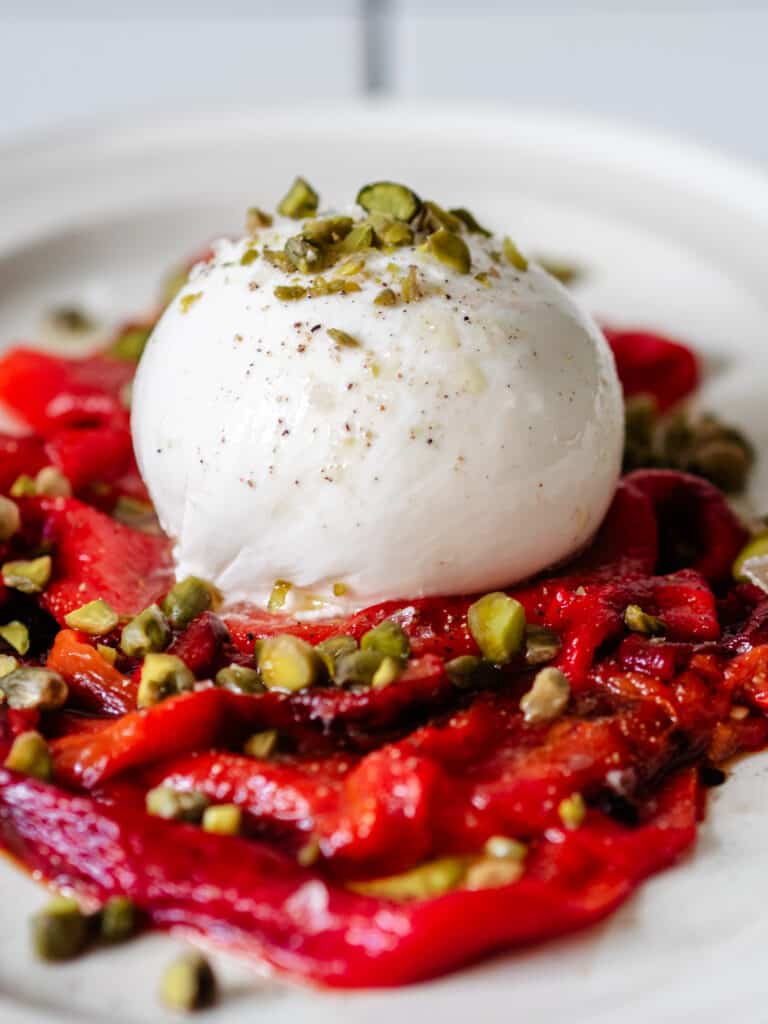 Bagt peberfrugt med burrata på toppen