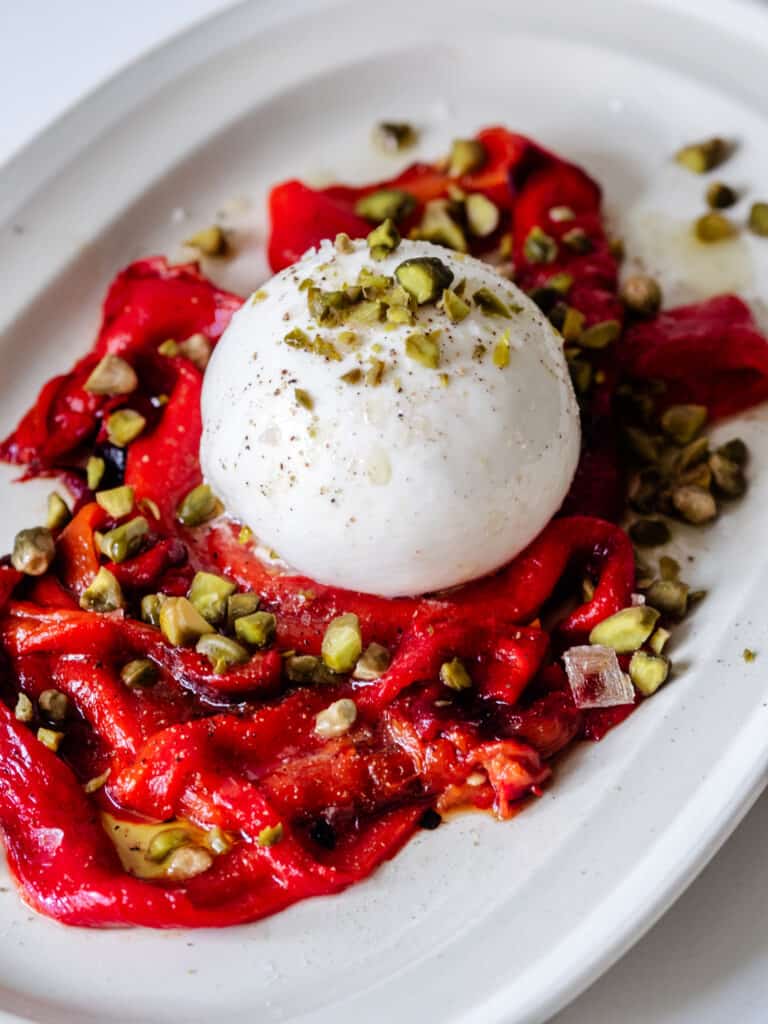 Bagte peberfrugt med burrata