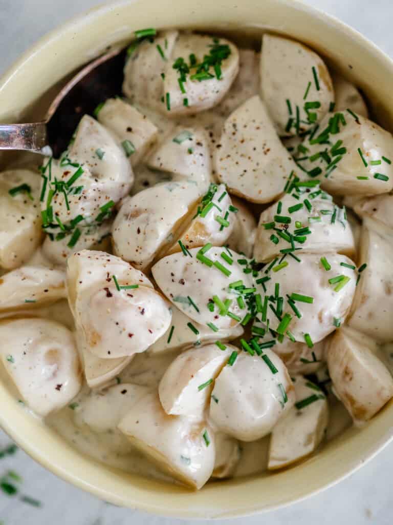 Kartoffelsalat med creme fraiche og purløg