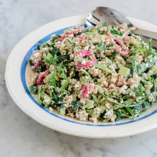 Salat med hytteost er en lækker og proteinrig salat, perfekt til både frokost og aftensmad.