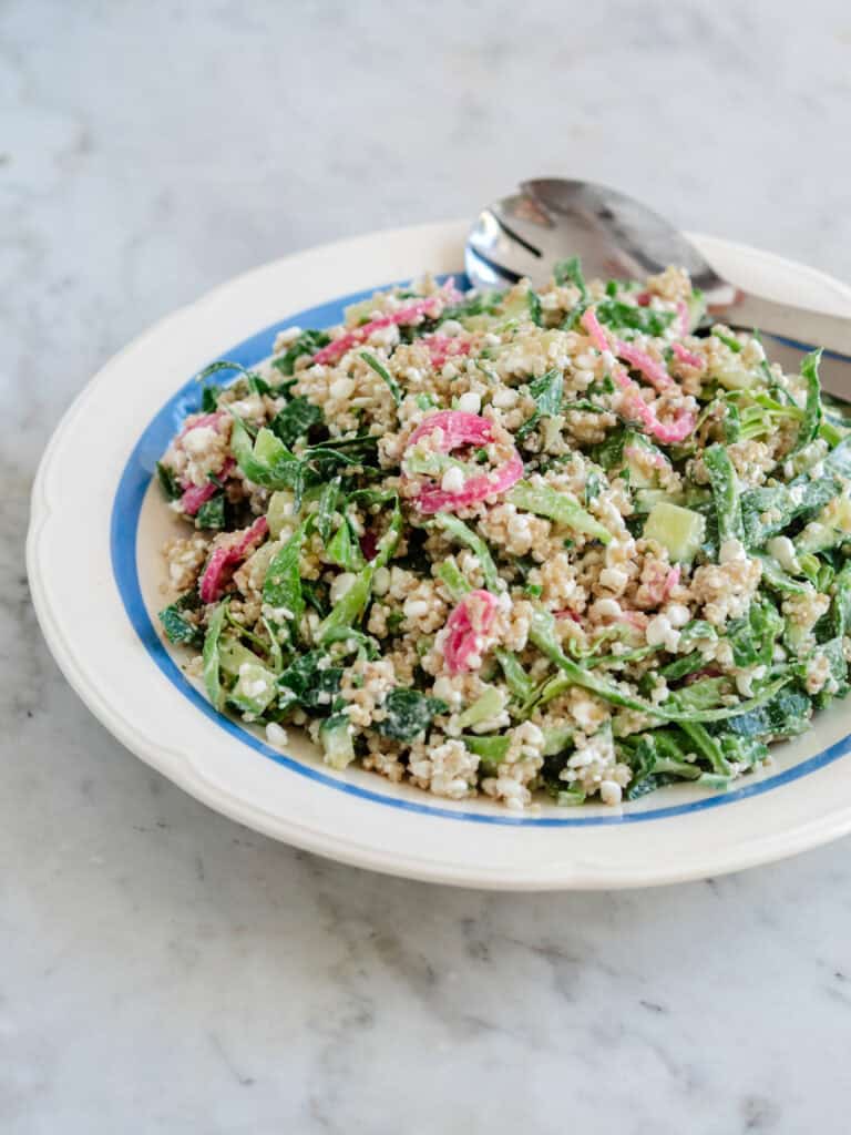 Salat med hytteost er en lækker og proteinrig salat, perfekt til både frokost og aftensmad. 