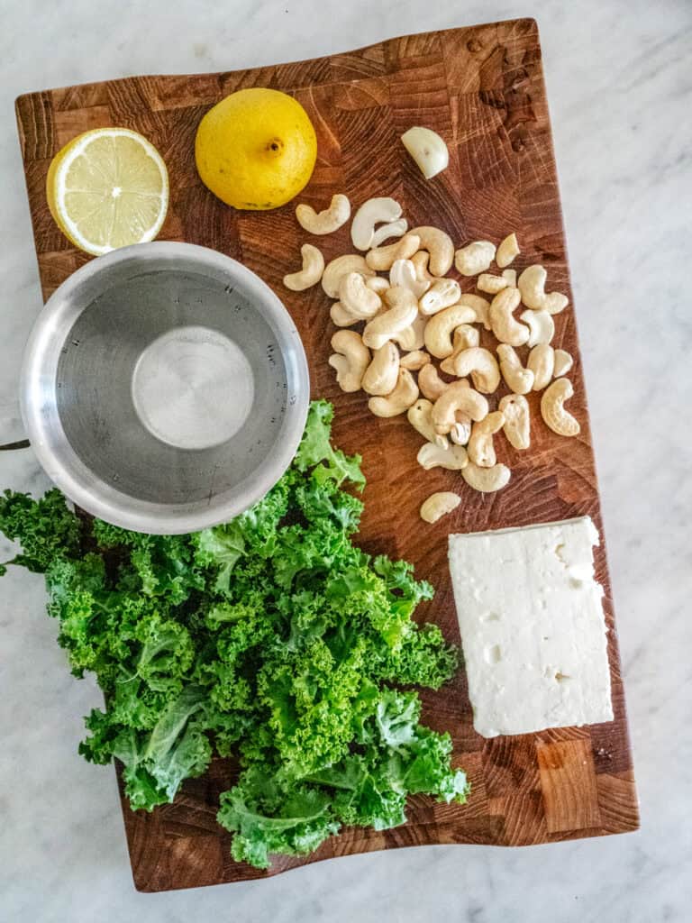 ingredienser til pasta med grønkålssauce