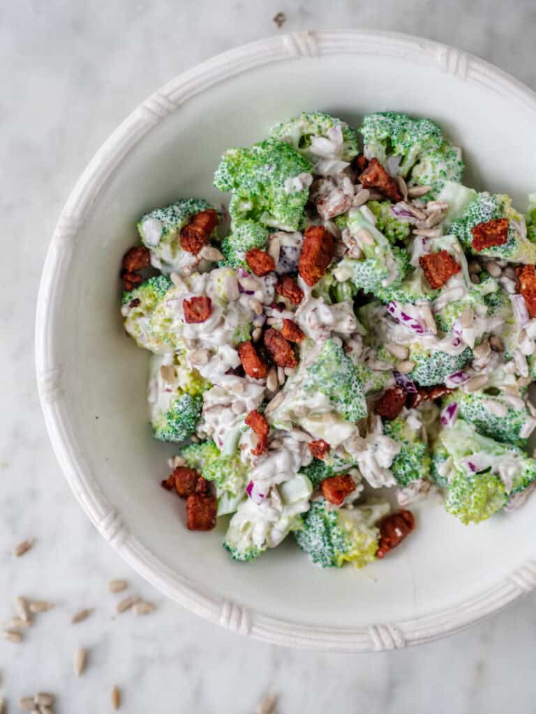 Broccolisalat med bacon, rosiner og ristede solsikkekerner