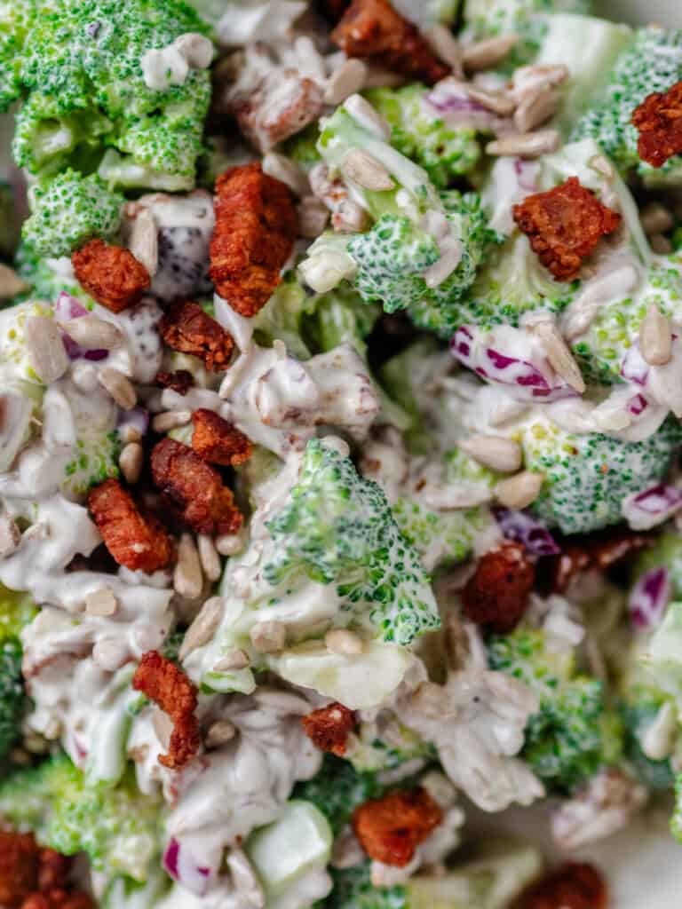 En cremet broccolisalat med den bedste dressing