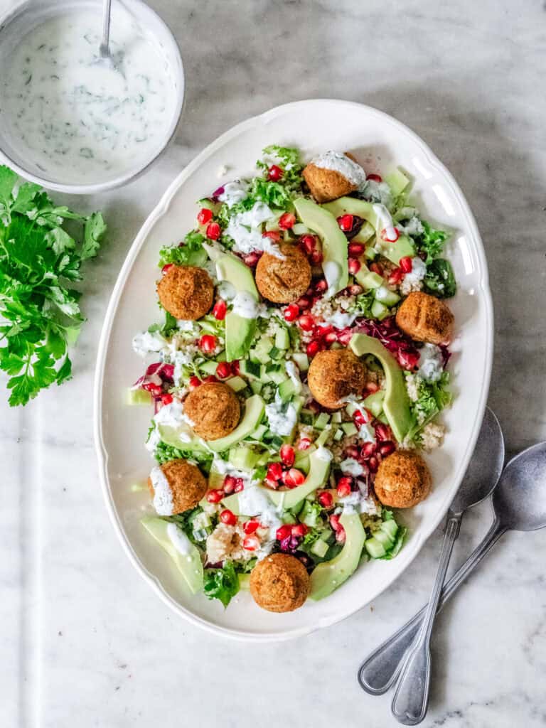 Falafelsalat med yoghurt-hvidløgsdressing og couscous