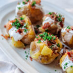 Bagte kartofler med cheddar og baconfyld