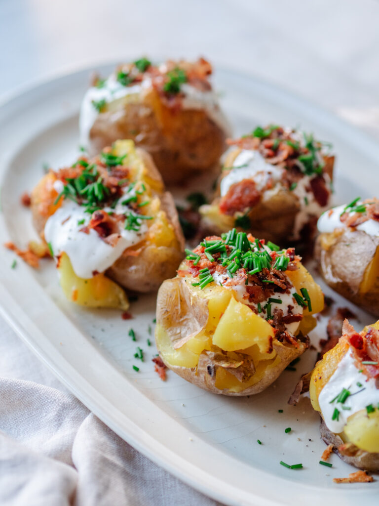 Bagte kartofler med cheddar og baconfyld